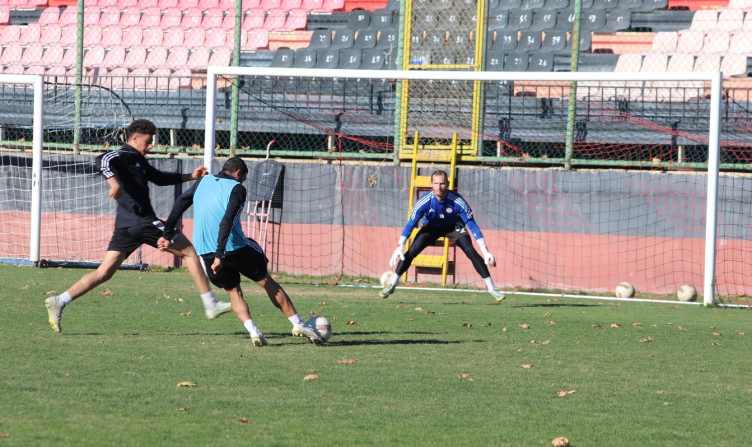 Lider Karaköprüspor ilk yarıyı namağlup bitirmek istiyor;