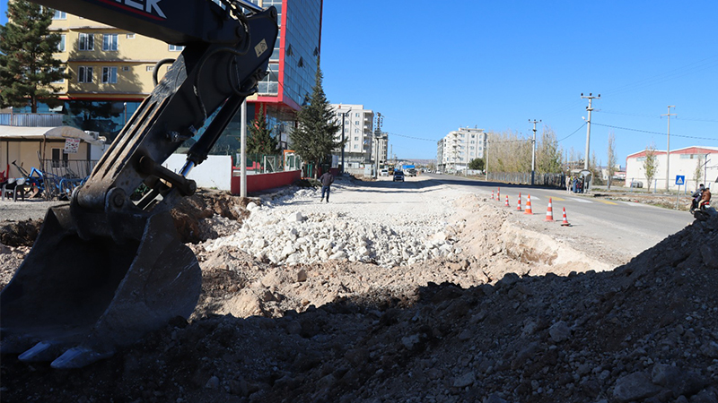 Konuklu Mahallesinde yol genişletme çalışması;