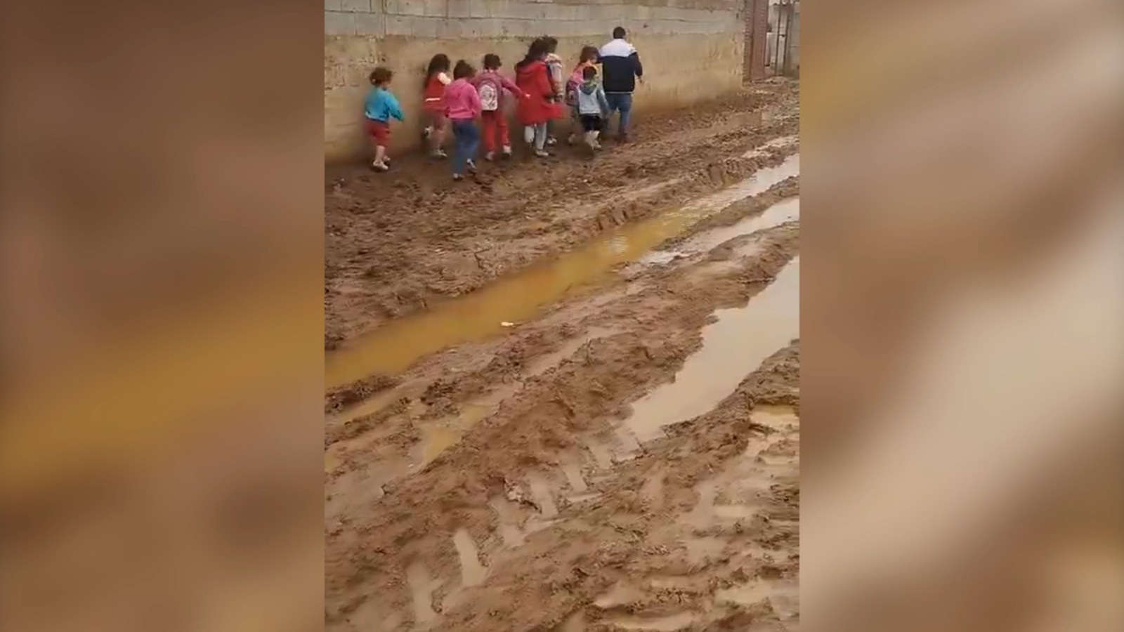 Akçakale'de okul yolu çamur deryasına döndü;