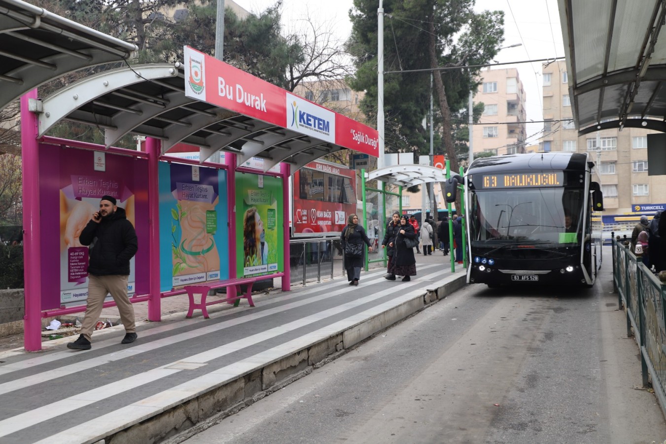Şanlıurfa’da meme kanserinde farkındalık için "pembe" otobüs durağı;