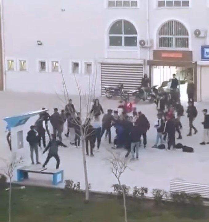 Şanlıurfa’da liseli kızlar kavga etti;