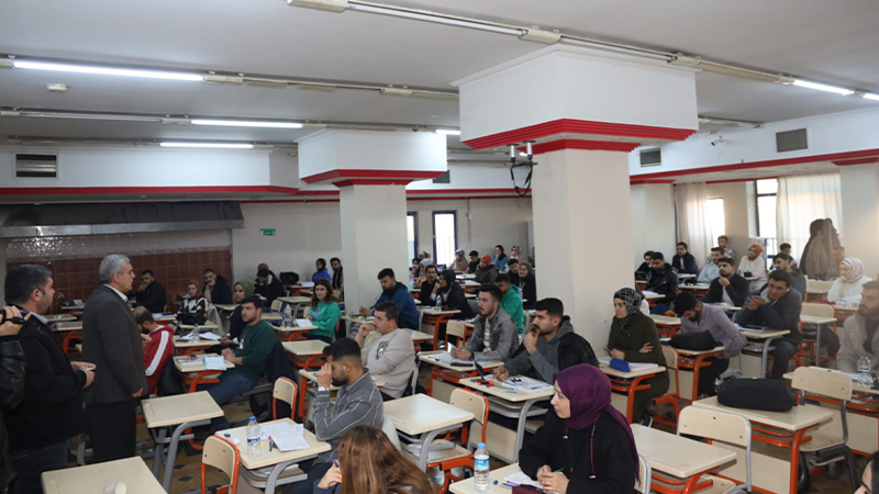 Başkan Beyazgül, KPSS’ye hazırlanan öğrencileri ziyaret etti;
