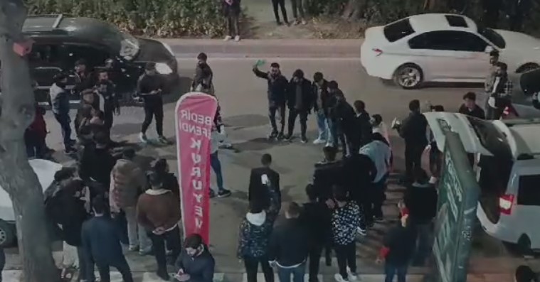 Şanlıurfalı gençler yeni yıla halayla girdi!;
