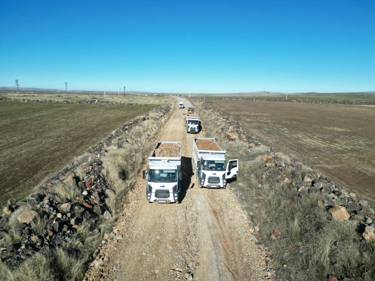 Büyükşehir'den Siverek kırsalında yol çalışması;