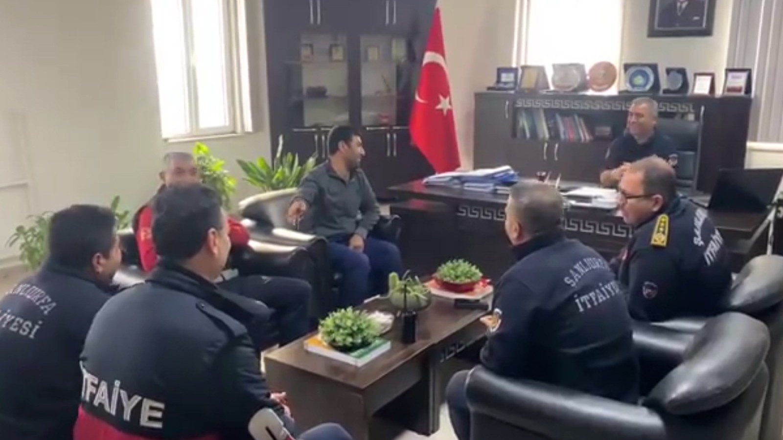 Şanlıurfa’da göçük altından kurtarılan işçi, itfaiye ekiplerine teşekkür etti;