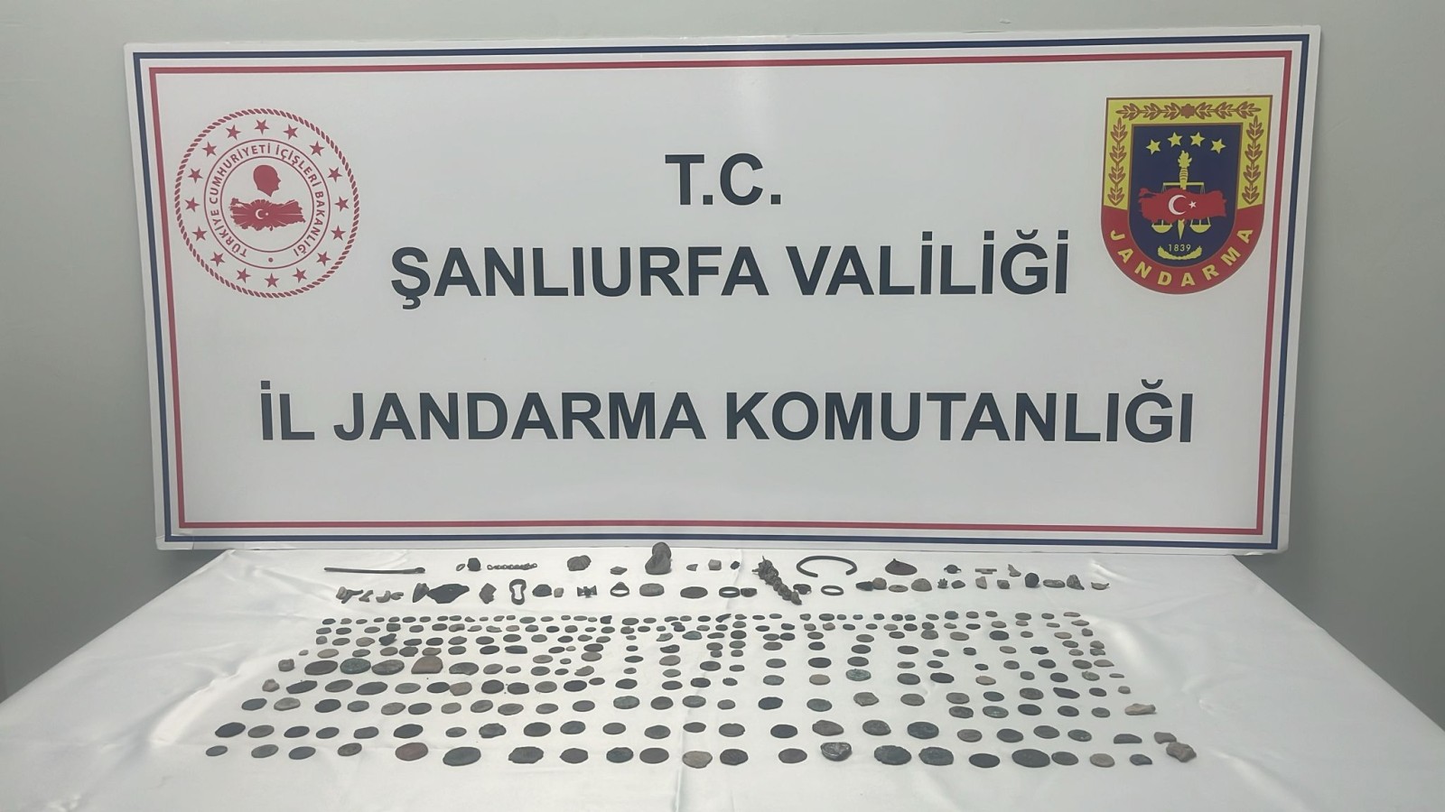 Şanlıurfa'da tarihi eser kaçakçılığına operasyon : 273 sikke ve 47 obje ele geçirildi;