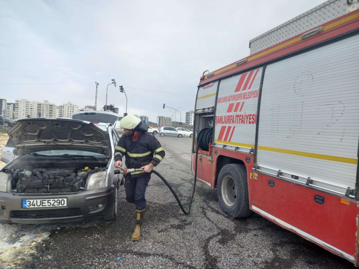 Karaköprü'de seyir halindeki otomobil yandı!;