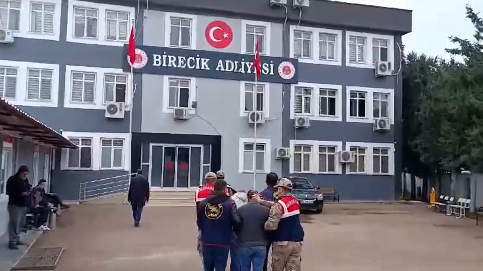 Birecik'te demir hırsızlığı: 2 şüpheli yakalandı;
