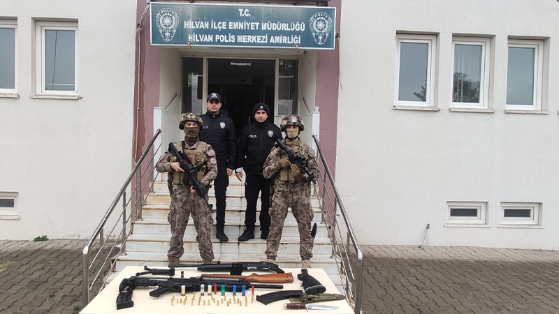 Hilvan'da eş zamanlı operasyonda 9 şüpheli yakalandı;