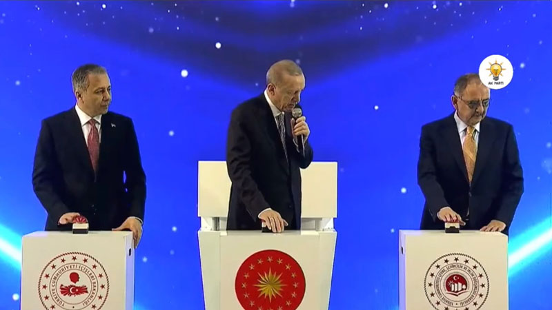 Cumhurbaşkanı Erdoğan Şanlıurfa'da deprem konutlarının anahtarlarını teslim etti;