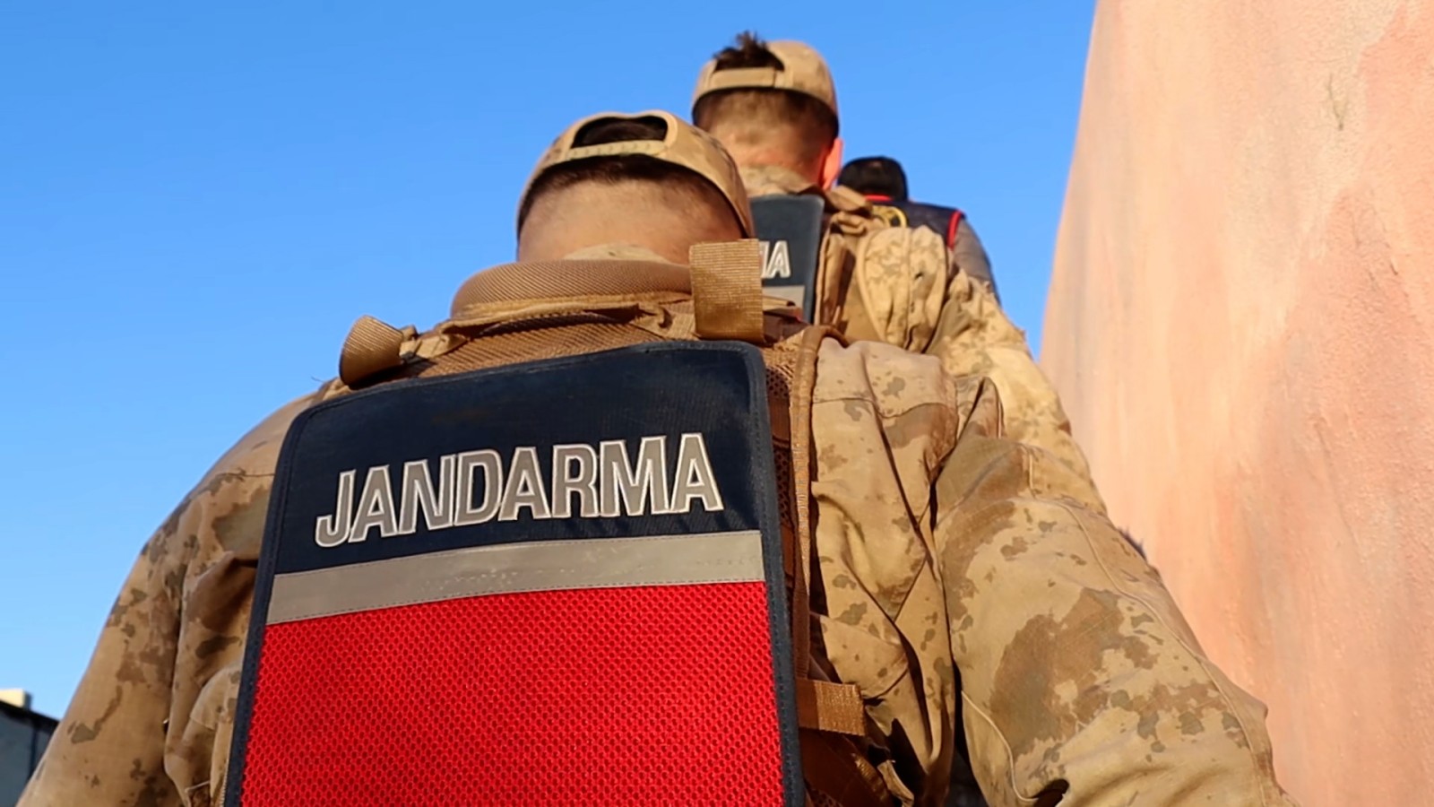 Şanlıurfa merkezde ve 13 ilçede jandarmadan operasyon: 34 kişi yakalandı;