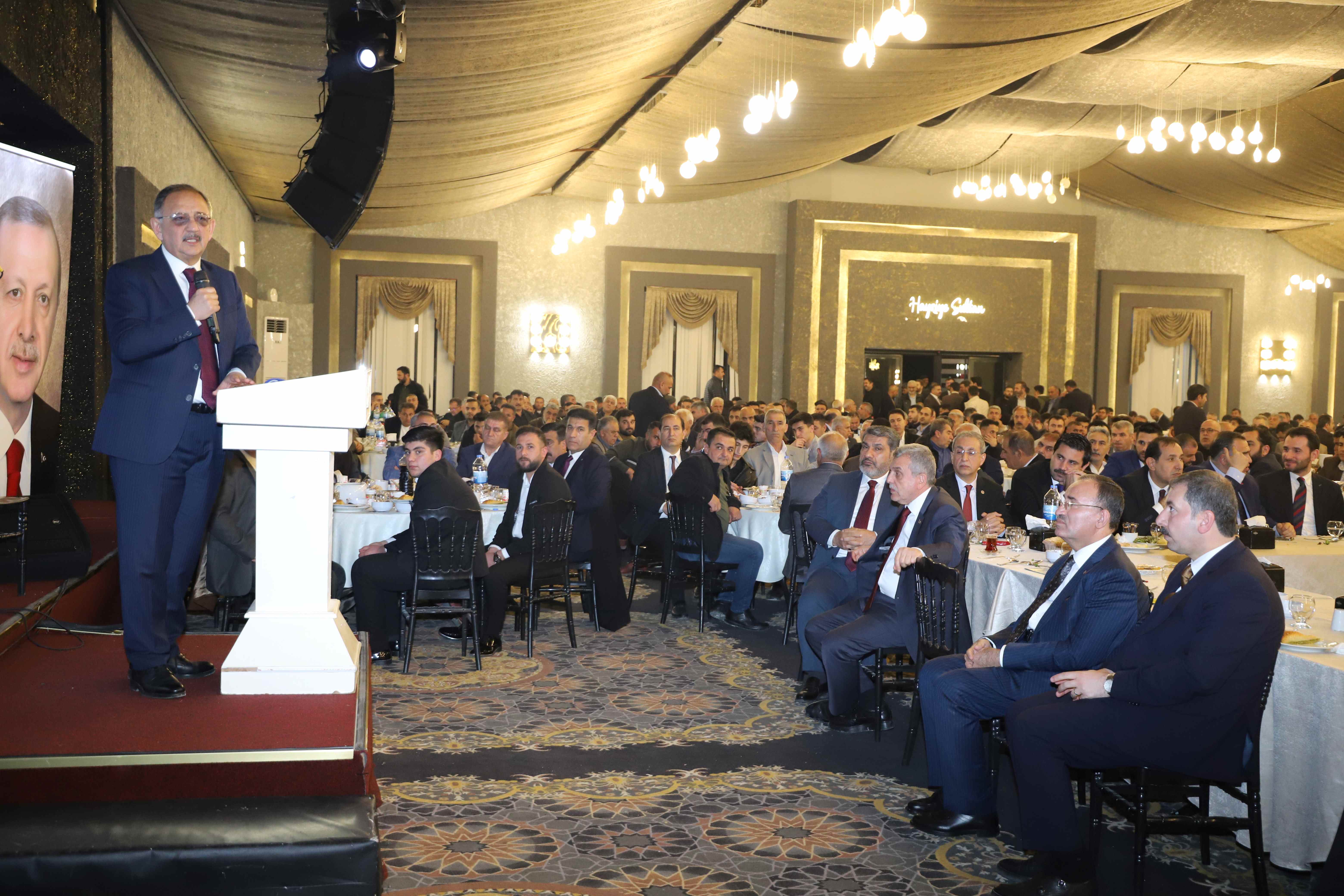 Bakan Özhaseki Karaköprü'de inşaat sektörü ve STK temsilcileriyle buluştu;