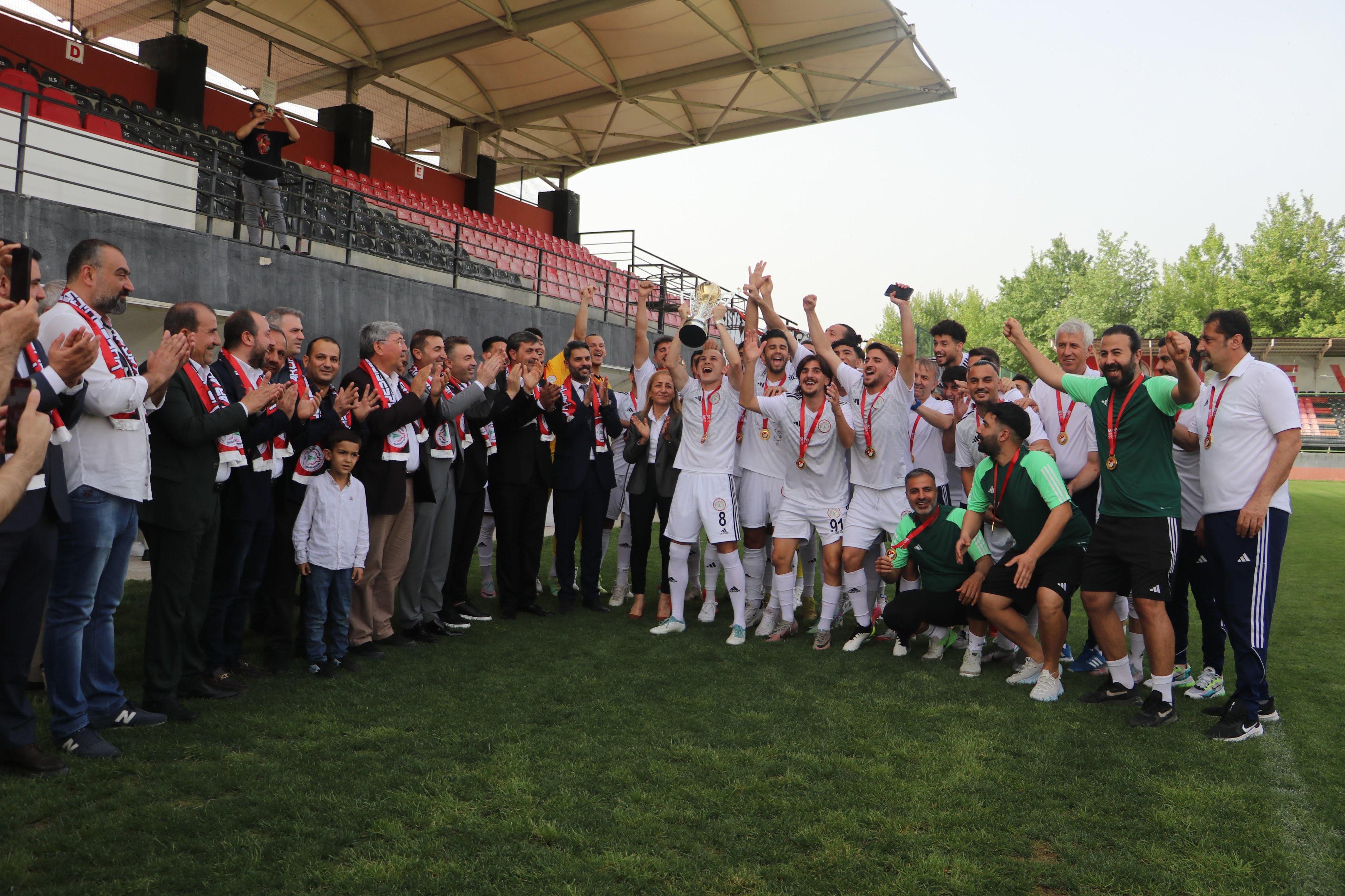 Karaköprü Belediyespor şampiyonluk kupasına kavuştu!;