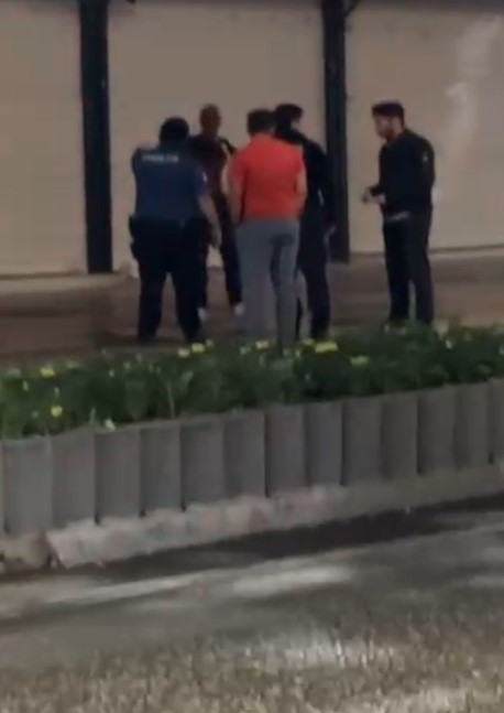 Eyyübiye'de cadde ortasında kendini jiletledi!;
