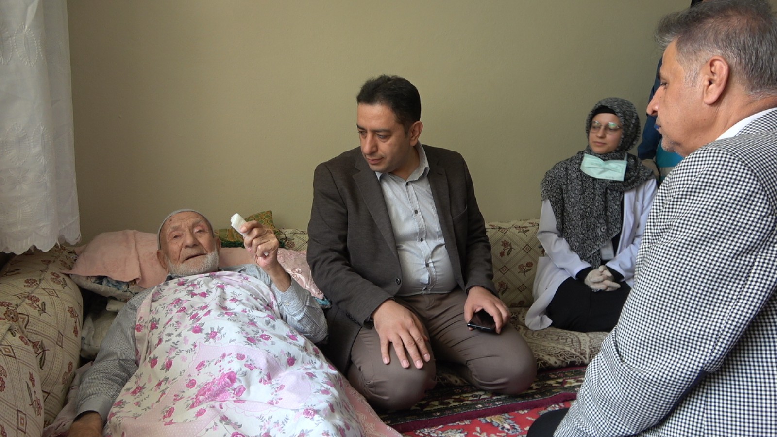 Hilvan'da 124 yaşındaki dedeye ziyaret;