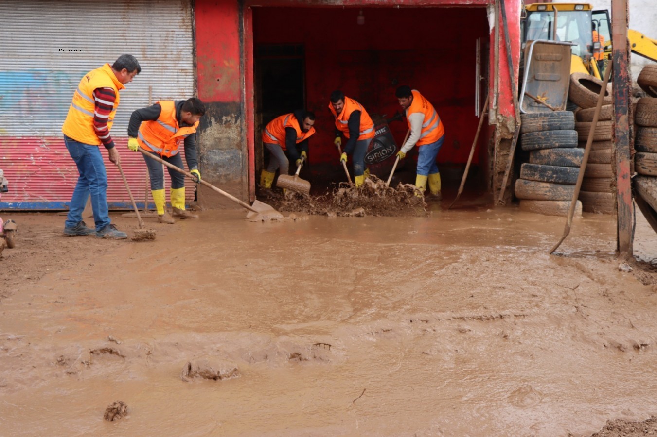 Urfa’da selin izleri siliniyor;