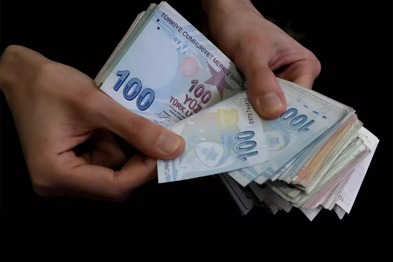 EMEKLİ VE MEMUR MAAŞLARI ZAMLANACAK! İŞTE İLK TAHMİNLER;