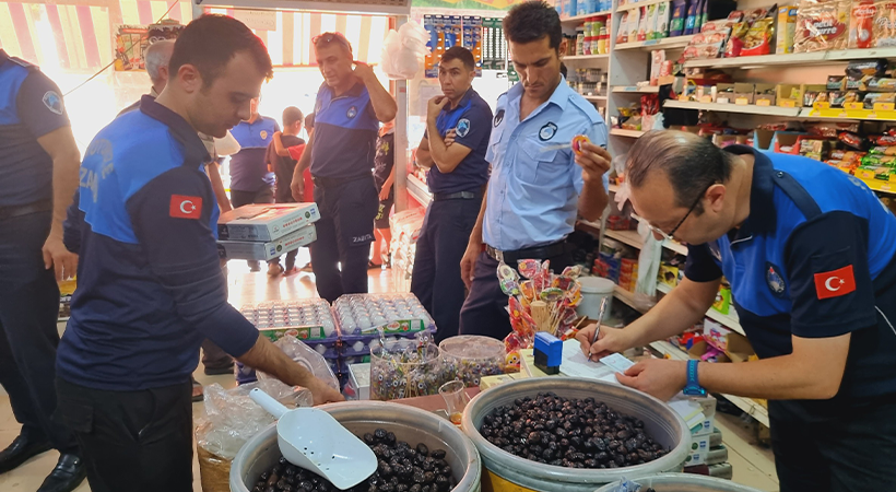 Urfa'da zabıta market ve dükkanlarda gıda denetimi yaptı;