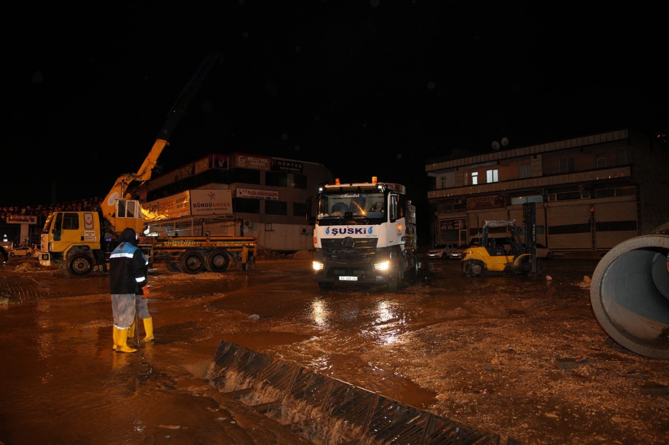 BAŞKAN BEYAZGÜL’DEN GECE YARISI SAHADA YAĞIŞ İNCELEMESİ;