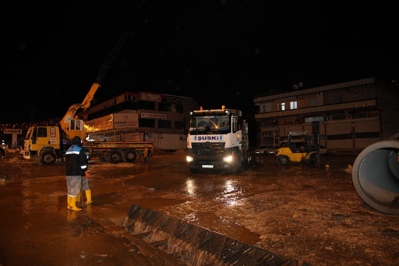 BAŞKAN BEYAZGÜL’DEN GECE YARISI SAHADA YAĞIŞ İNCELEMESİ;