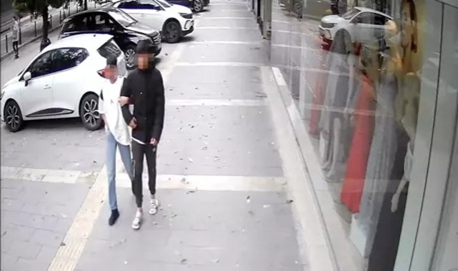 4 öğrencinin cep telefonunu gasbedip, para alamadıkları 2 kişiyi bıçakladılar;