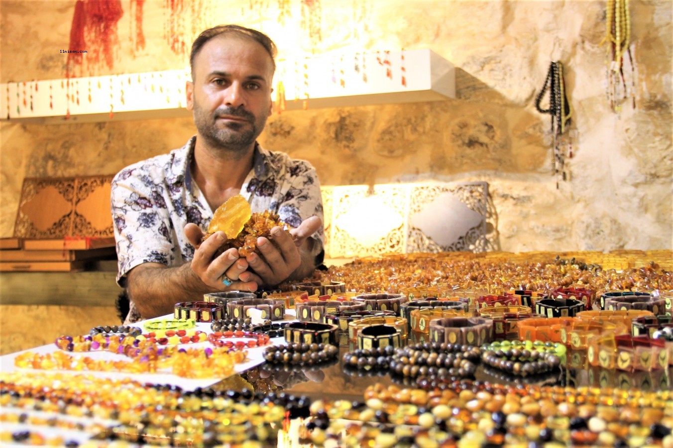 Doğal taşlardan ürettiği aksesuarları Urfa’dan dünyaya satıyor;