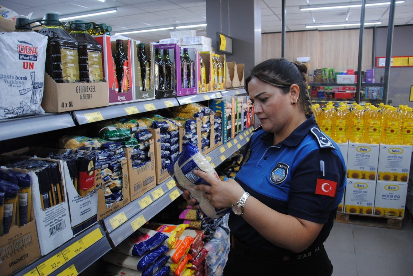 ŞANLIURFA’DA, 2 TON KURTLANMIŞ PİRİNÇ ELE GEÇİRİLDİ ZİNCİR MARKETLERDE TARİHİ GEÇMİŞ ÜRÜNLERE EL KONULDU;