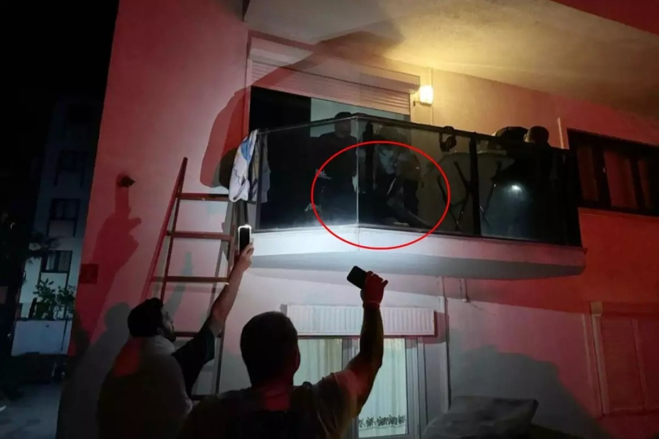 ERKEK ARKADAŞIYLA ALKOL ALAN GENÇ KIZIN ACI SONU