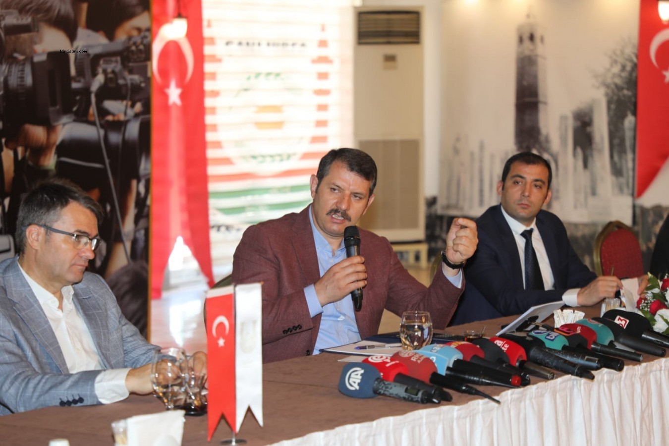Vali Ayhan, kentteki basın mensuplarıyla bir araya geldi