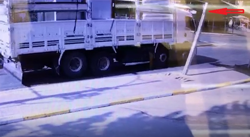 Şanlıurfa'da kamyonun durağa çarptığı an görüntülendi!