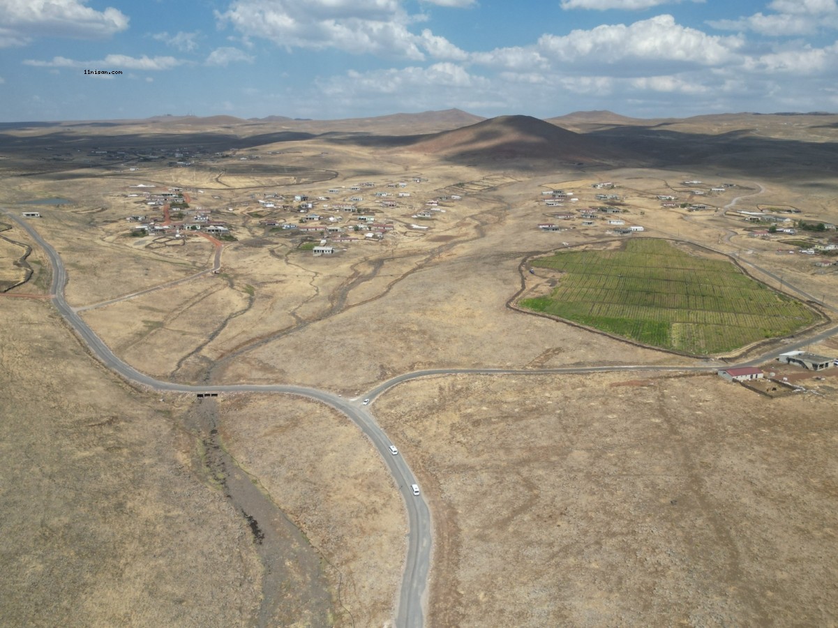 SİVEREK’TE KIRSAL YOLLAR BETONLA GÜÇLENİYOR