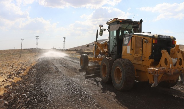 SİVEREK’TE KIRSAL YOLLAR BETONLA GÜÇLENİYOR
