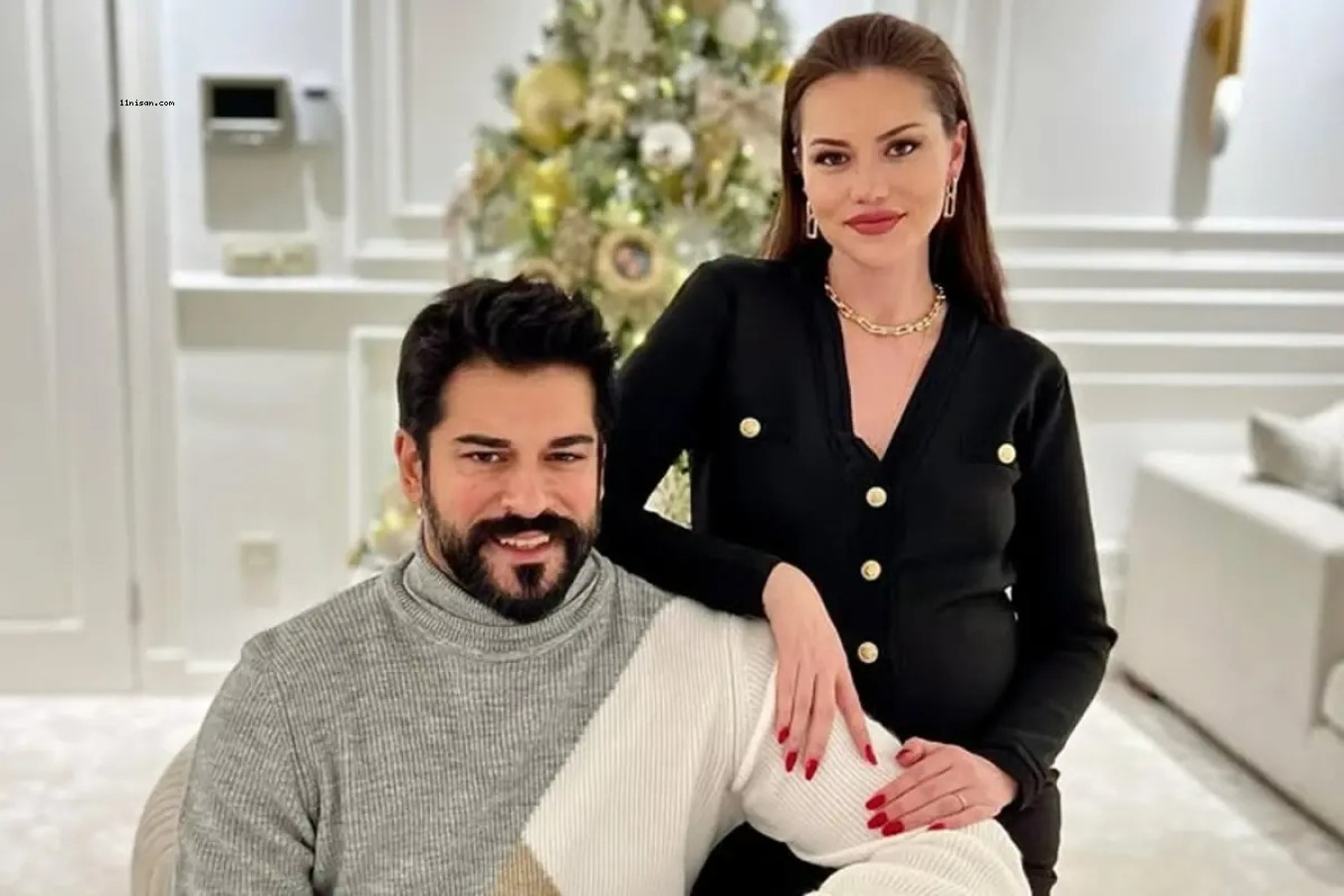 BURAK ÖZÇİVİT VE FAHRİYE EVCEN’DEN AYRILIK İDDİALARINA SON: SANAT FUARINDAN MUTLULUK POZLARI