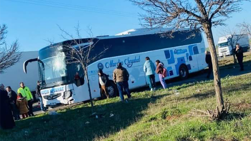 Şanlıurfa’da yolcu otobüsü refüje girdi;