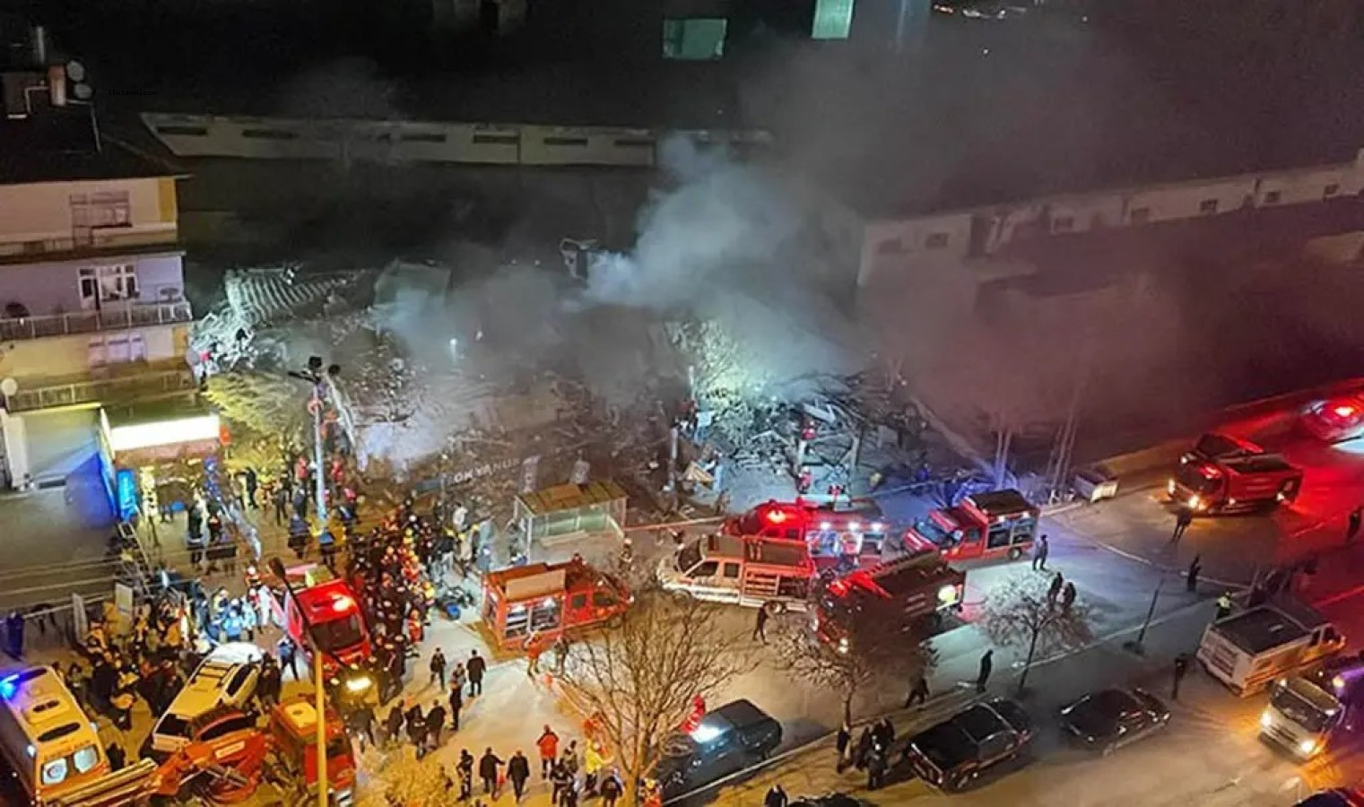 Konya'da çöken 4 katlı binanın enkazında 2 kişi aranıyor; 4 gözaltı