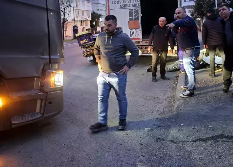 Avcılar'da TIR'a çarpan motosiklet sürücüsü hayatını kaybetti; kaza anı kamerada;