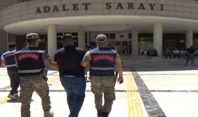 Karaköprü'de bağ evlerini soyan hırsızlar jandarma tarafından yakalandı;