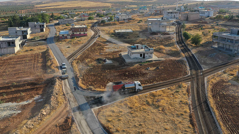 Karaköprü Belediyesi, kırsal mahallelerde yolları sathi asfaltla yeniliyor;