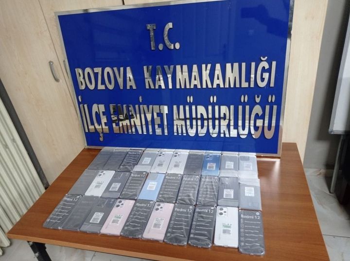 Şanlıurfa’da durdurulan araçta gümrük kaçağı telefonlar ele geçirildi;