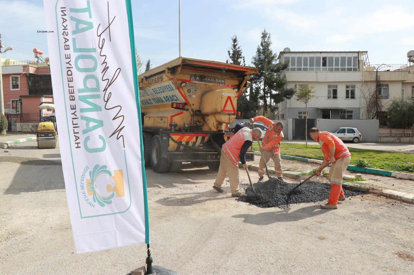HALİLİYE’DE ÜSTYAPI HAMLESİ: SICAK ASFALT İLE YOLLAR ONARILIYOR;