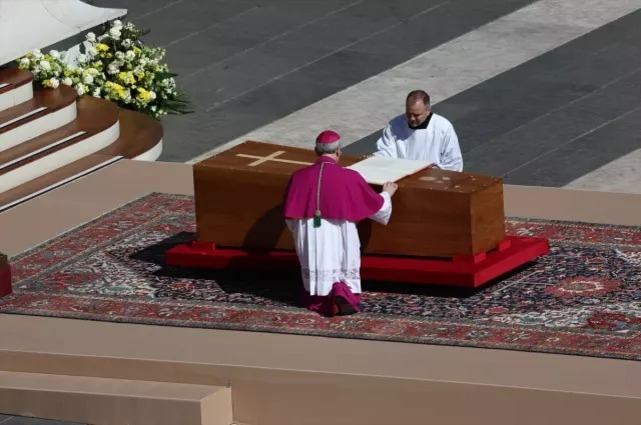 PAPA'YA SON VEDA! YÜZBİNLERİN AKIN ETİĞİ TÖRENDE TÜRKİYE'DEN DE BİR İSİM VAR;