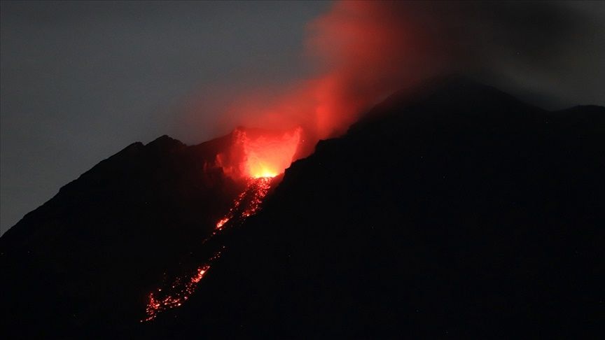 Japonya'daki Sakurajima Yanardağı'nda patlama oldu;