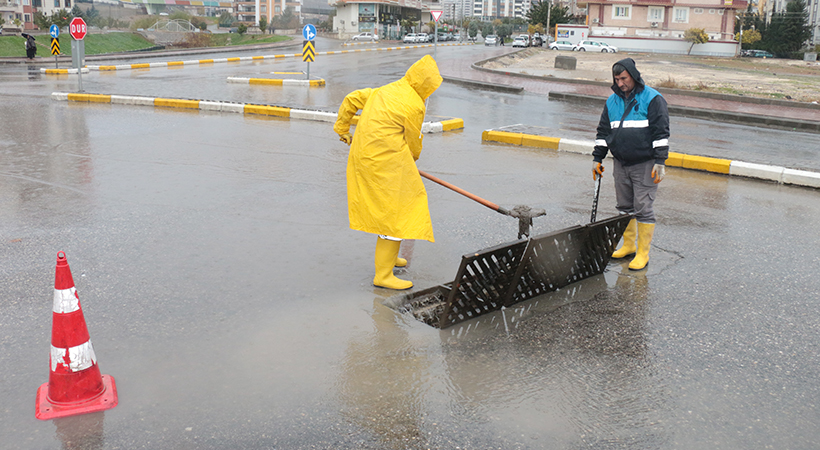 Şanlıurfa’da yağışın olumsuz etkileyebileceği noktalara müdahale edildi;