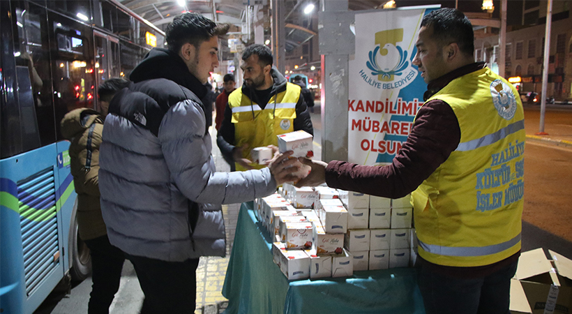 Haliliye Belediyesinden vatandaşlara kandil simidi ikramı;