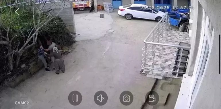Kürekle üzerine doğru koştuğu dayısını itip yere düşürdü