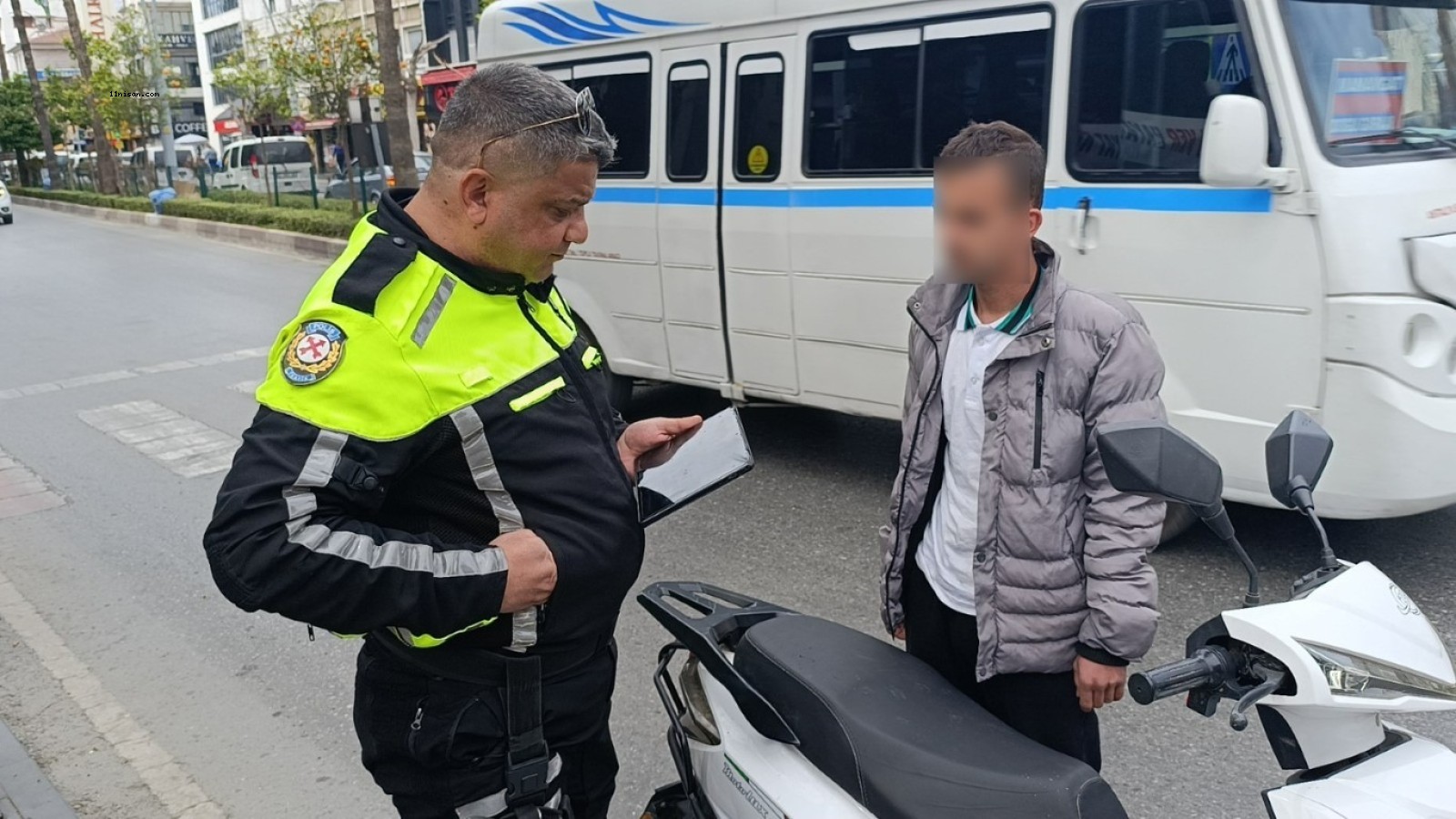 Denetime takılınca ‘ehliyetimi evde unuttum’ dedi, olmadığı ortaya çıkınca da ‘kardeşimin var’ dedi;