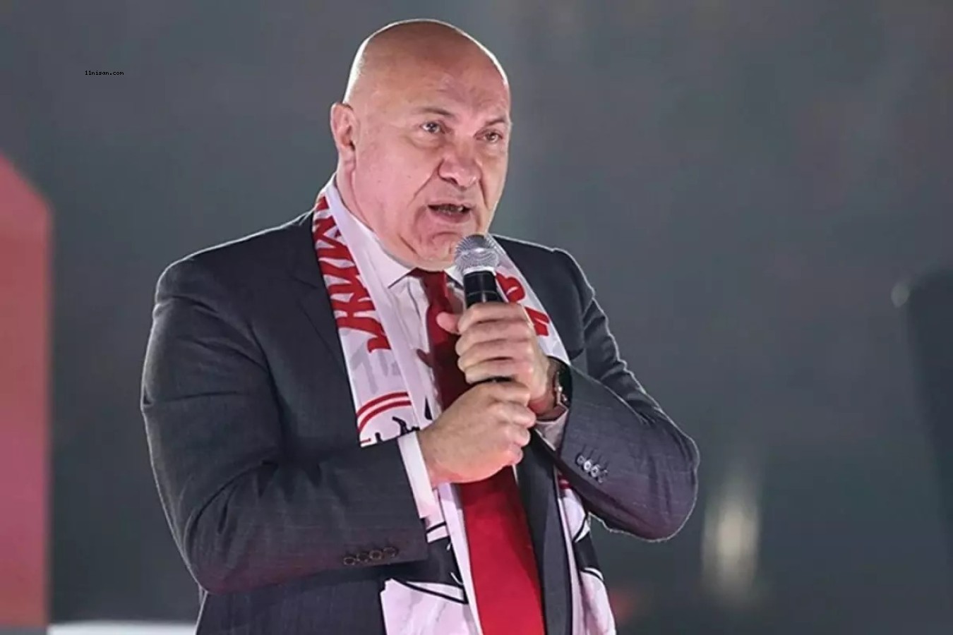 115 YILIK KULÜBÜN LOGOSUNU DEĞİŞTİRDİ;