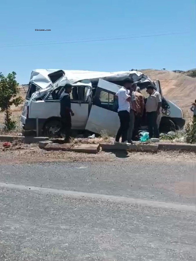 Adıyaman-Kahta Yolunda Kaza: Minibüs Refüje Çarptı;