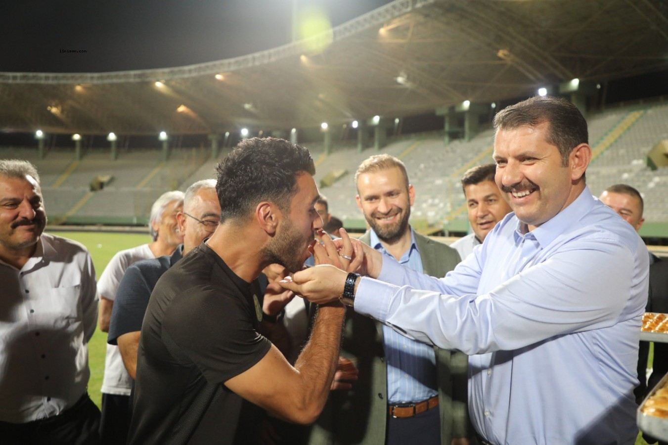 Vali Ayhan'dan futbolculara elleriyle baklava ikramı;