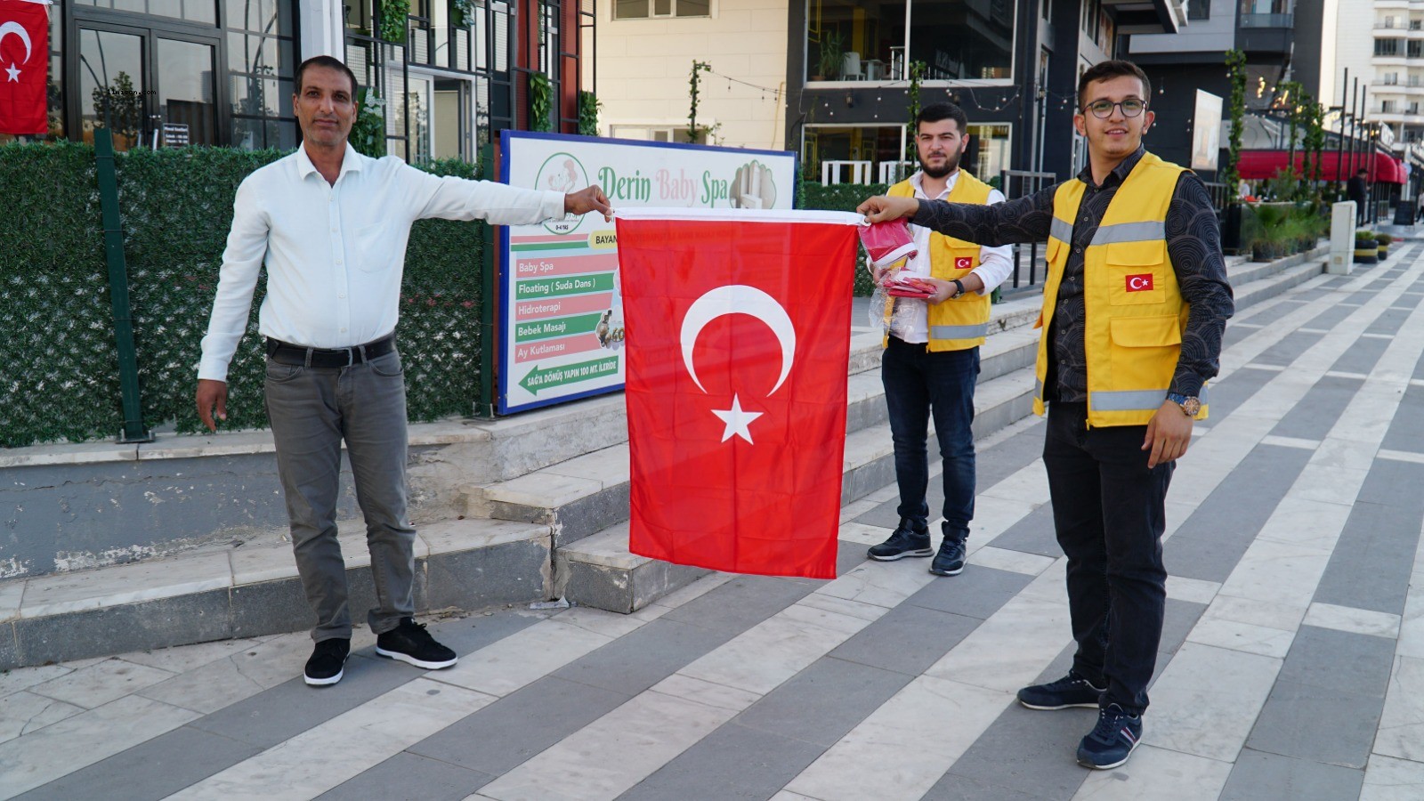 Haliliye belediyesi cumhuriyetin  100. yılında bayrak dağıttı;